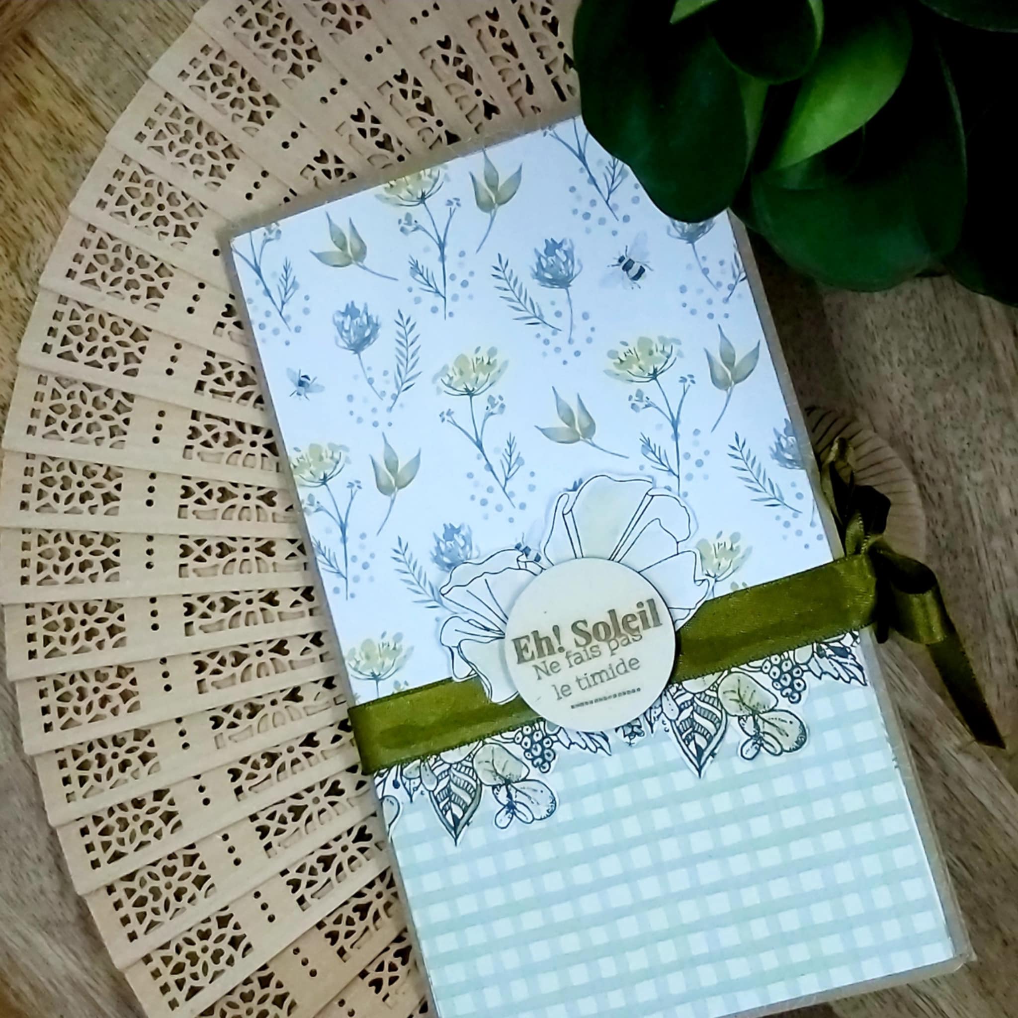 Lire la suite à propos de l’article Tuto n°1 pour la Box d&rsquo;Août 2025 par Phine Scrap
